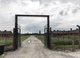 Geschiedenisdocent Albert heeft in zijn lokaal een raam uit Auschwitz staan Geschiedenisdocent Albert heeft in zijn lokaal een raam uit Auschwitz staan